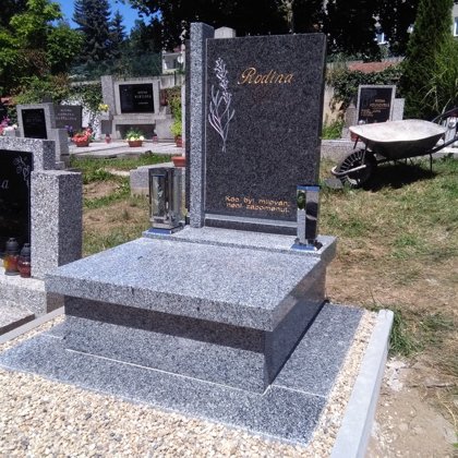 Vzor č. 9 - Urnový pomník Vahlovice 60x70, desky s přesahem, chodníček