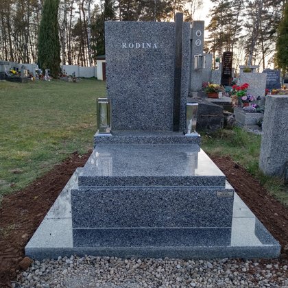 Vzor č. 10 - Urnový pomník Vahlovice 70x90 s lezinkou,chodníčky