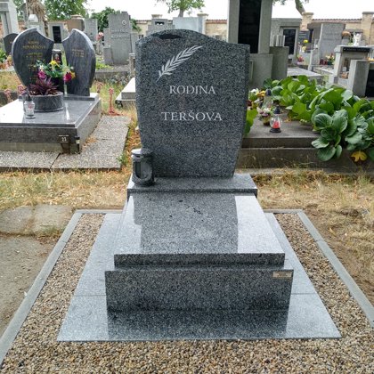 Vzor č. 37 - urnový pomník velikosti 70 x 90 z české žuly Vahlovice, písmo lakové, lucerna