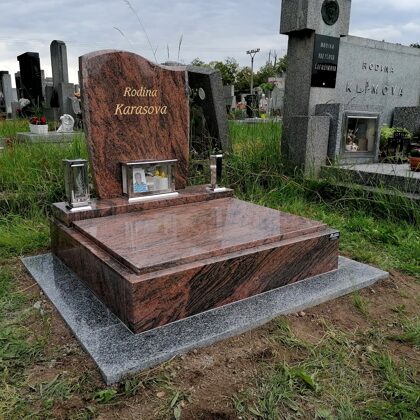 Vzor č. 48 - Urnový pomník 100x100 Multicolor, nápis plátkovým zlatem.