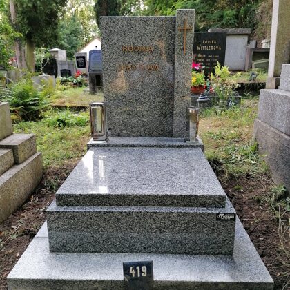 Vzor č.61 - Pomník 60x90 Vahlovice se sloupkem, písmo bronzové AMV Slovakia.