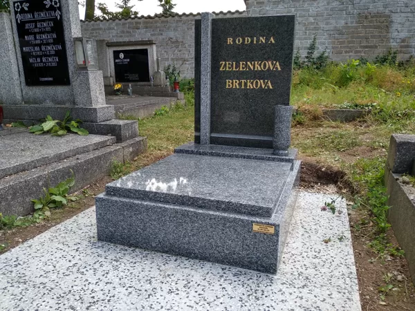 Vzor č. 36 - urnový pomník velikosti 70 x 90 z české žuly Vahlovice, tělo Impala, váza kam