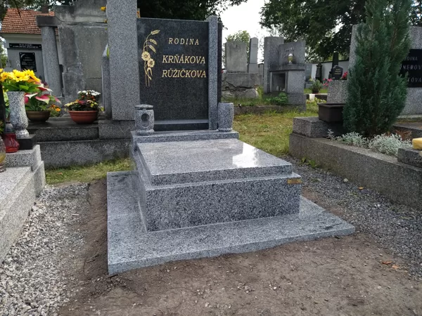 Vzor č. 40 - Urnový pomník Vahlovice vel. 70 x 100 s lezinkou napravo, kamenná lucerna + v