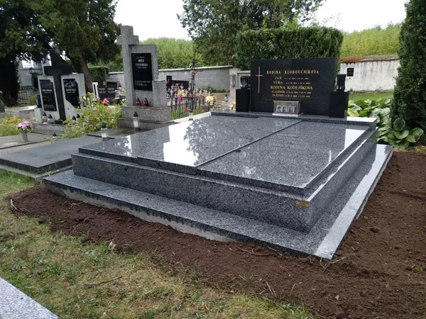 Vzor č. 39 - Dvouhrob Vahlovice, leštěný chodníček 