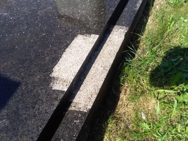 Pomník č. 1 - Zde pro ukázku je dobře patrné, jaký je rozdíl mezi nečišťtěným a čištěným