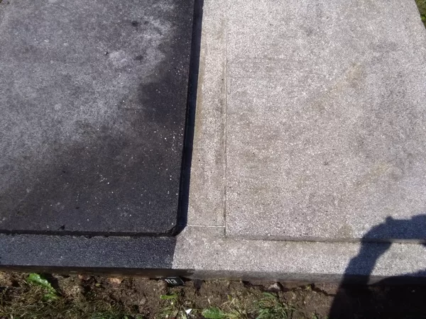 Pomník č. 1 - Půlka vyčištěna, půlka zatím ne.